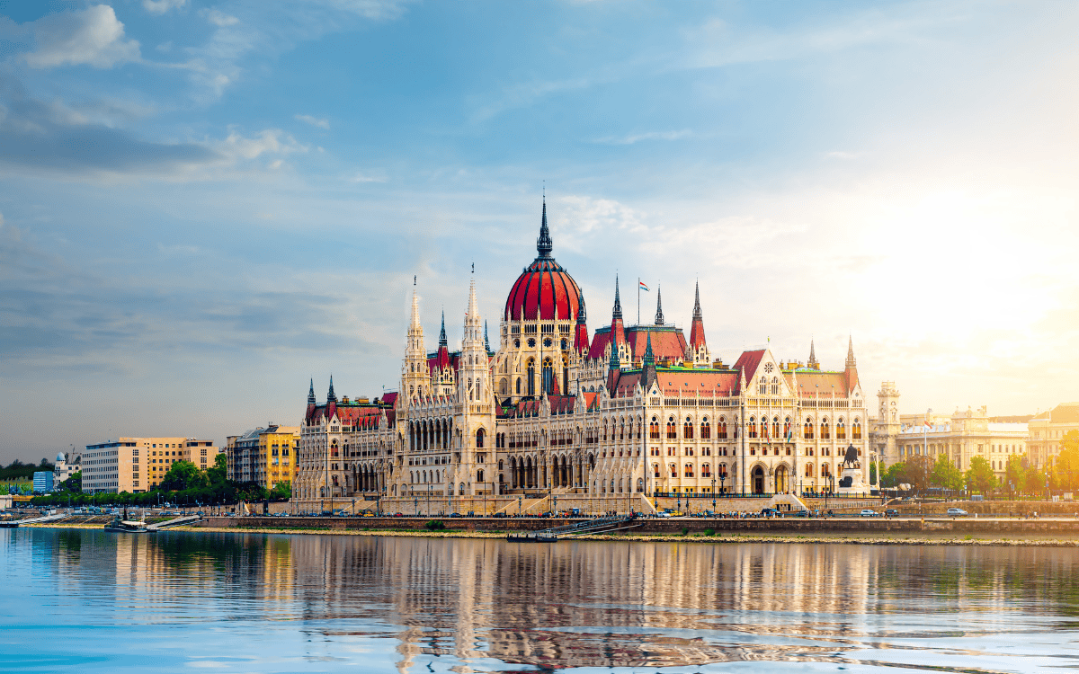 Top các ngân hàng lớn ở Hungary người đến định cư nên biết